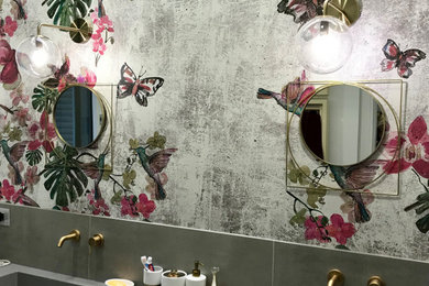 Immagine di un bagno di servizio tropicale
