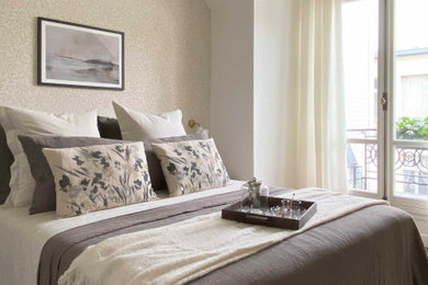 Cette photo montre une chambre chic.