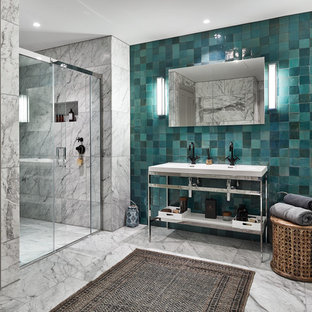 Foto di una grande stanza da bagno padronale moderna con nessun'anta, doccia alcova, WC monopezzo, piastrelle blu, piastrelle in terracotta, pareti bianche, pavimento in marmo, lavabo a consolle, top in superficie solida, pavimento bianco e porta doccia scorrevole