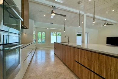 Kitchen photo in Miami
