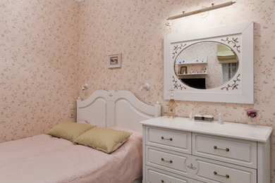 Пример оригинального дизайна: хозяйская спальня среднего размера в классическом стиле с розовыми стенами, полом из ламината и бежевым полом