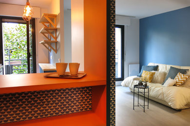 Inspiration pour une salle de séjour design de taille moyenne et ouverte avec une bibliothèque ou un coin lecture, un mur bleu, un sol en bois brun, aucune cheminée, un téléviseur dissimulé et un sol beige.