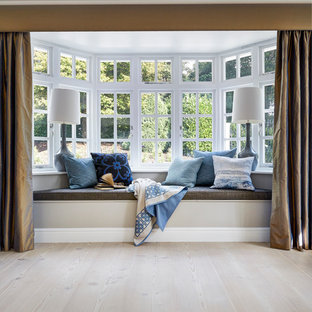 ロンドンのコンテンポラリースタイルのおしゃれなリビング (淡色無垢フローリング) の写真