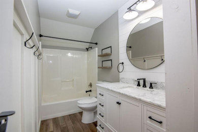 Inspiration for a cottage bathroom remodel in Chicago