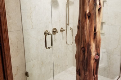 Idéer för ett stort rustikt en-suite badrum, med en hörndusch, beige kakel, porslinskakel, klinkergolv i porslin och dusch med gångjärnsdörr