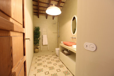 Imagen de cuarto de baño único y flotante campestre de tamaño medio con armarios con paneles lisos, ducha abierta, paredes beige, aseo y ducha, lavabo sobreencimera, ducha abierta, encimeras beige, vigas vistas y microcemento