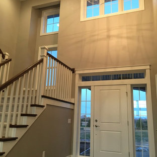 他の地域の中サイズの片開きドアコンテンポラリースタイルのおしゃれな玄関ロビー (グレーの壁、白いドア、クッションフロア) の写真