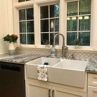 Inspiration för ett stort vintage blå blått kök, med en rustik diskho, luckor med infälld panel, vita skåp, granitbänkskiva, vitt stänkskydd, stänkskydd i porslinskakel, rostfria vitvaror, mellanmörkt trägolv och en köksö