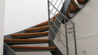 2 Stahlwangentreppen in den Dachgeschosswohnungen eines Stadthauses