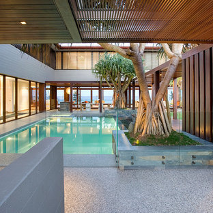 ゴールドコーストの長方形コンテンポラリースタイルのおしゃれな中庭プールの写真