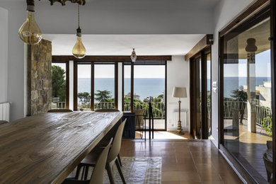 バルセロナにある高級な広いトラディショナルスタイルのおしゃれなLDK (テラコッタタイルの床、横長型暖炉、レンガの暖炉まわり) の写真