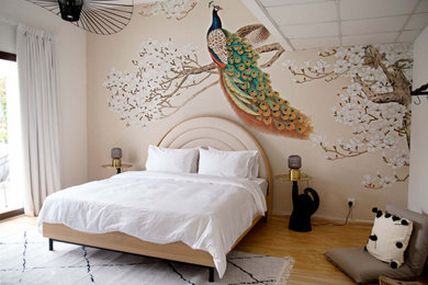 他の地域にあるエクレクティックスタイルのおしゃれな客用寝室 (壁紙)