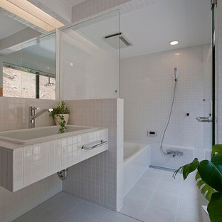 Esempio di una stanza da bagno padronale moderna con vasca ad alcova, doccia aperta, piastrelle bianche, piastrelle in ceramica, pareti bianche, pavimento con piastrelle in ceramica, lavabo da incasso, top piastrellato e doccia aperta