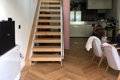 Esempio di un ampio soggiorno scandinavo con pareti bianche, parquet chiaro e soffitto ribassato