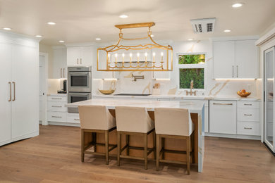 シアトルにあるラグジュアリーな広いトランジショナルスタイルのおしゃれなアイランドキッチン (アンダーカウンターシンク、黄色いキャビネット、白いキッチンパネル、パネルと同色の調理設備、白いキッチンカウンター) の写真