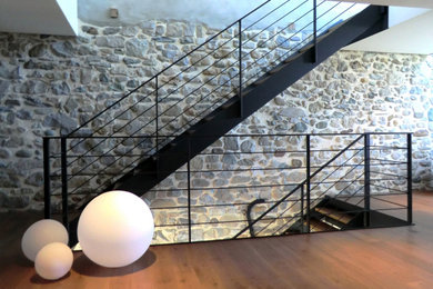 Idées déco pour un escalier exotique avec des marches en bois et un garde-corps en métal.