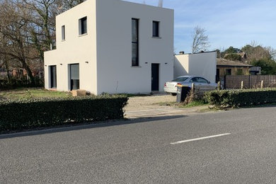 Inspiration pour une façade de maison design.