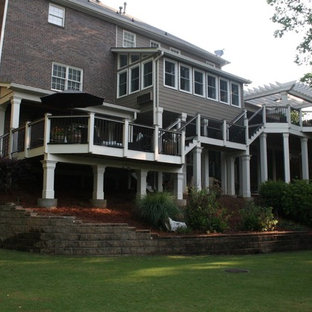 アトランタの巨大なトラディショナルスタイルのおしゃれな裏庭のデッキの写真