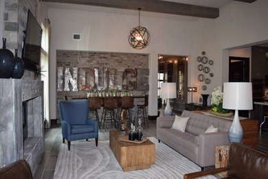 Ejemplo de sala de estar industrial con suelo de baldosas de cerámica, chimenea lineal y marco de chimenea de madera