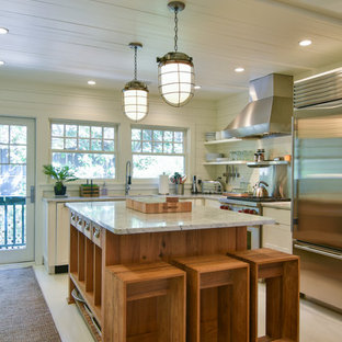 Создайте стильный интерьер: маленькая угловая кухня в морском стиле с обеденным столом, фасадами в стиле шейкер, белыми фасадами, мраморной столешницей, фартуком из дерева, техникой из нержавеющей стали, островом, белым полом, белым фартуком, деревянным полом и белой столешницей - последний тренд