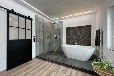 Ejemplo de cuarto de baño doble contemporáneo de tamaño medio con bañera exenta, bidé, suelo vinílico, lavabo integrado y ducha abierta