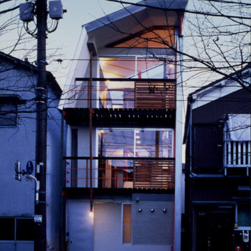 工場街の家／光の階段室と隙間空間でつながる狭小住宅