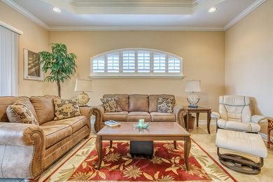 Example of a classic living room design in Tampa