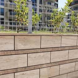 Veincut Travertine Wall with Split Face Layers - Outdoor Decor