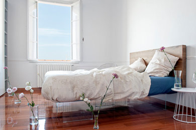 他の地域にある広いコンテンポラリースタイルのおしゃれな主寝室 (白い壁、淡色無垢フローリング、茶色い床、板張り天井、羽目板の壁) のレイアウト