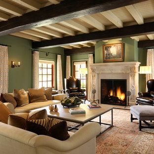 Mediterranes Wohnzimmer mit grüner Wandfarbe und braunem Boden in San Francisco