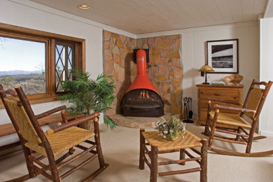 他の地域にある高級な中くらいなラスティックスタイルのおしゃれなリビング (白い壁、カーペット敷き、コーナー設置型暖炉、石材の暖炉まわり、ベージュの床) の写真