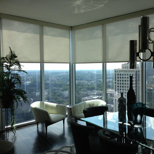 Offenes, Mittelgroßes Modernes Esszimmer mit dunklem Holzboden, braunem Boden, weißer Wandfarbe und Hängekamin in Sonstige