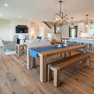 グランドラピッズの広いカントリー風 LDKの画像 (ベージュの壁、淡色無垢フローリング、茶色い床、標準型暖炉)