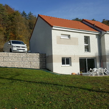 Maison lumineuse sur flan de coteau