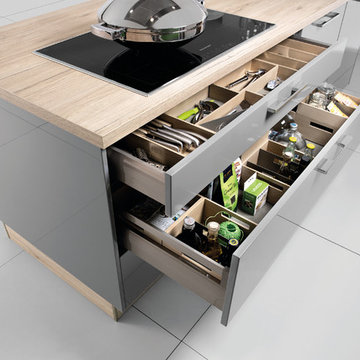Pearl grey gloss kitchen