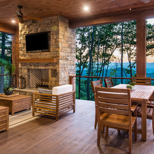 他の地域のラスティックスタイルのおしゃれなデッキ (ファイヤーピット) の写真