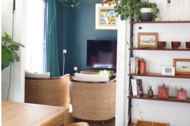 Idée de décoration pour une salle de séjour minimaliste de taille moyenne avec un mur bleu, une cheminée standard et un manteau de cheminée en plâtre.