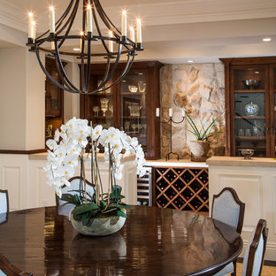 オレンジカウンティの広いトラディショナルスタイルのLDKの画像 (グレーの壁、濃色無垢フローリング、暖炉なし、茶色い床)