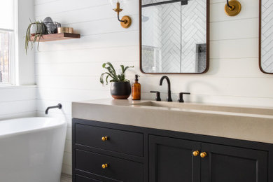 Inspiration for a transitional bathroom remodel in Sacramento