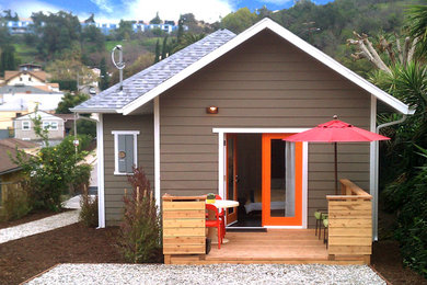 Example of a classic exterior home design in Los Angeles