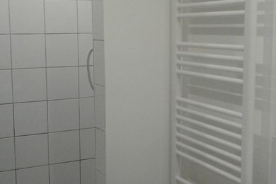 Réalisation d'une salle de bain minimaliste.