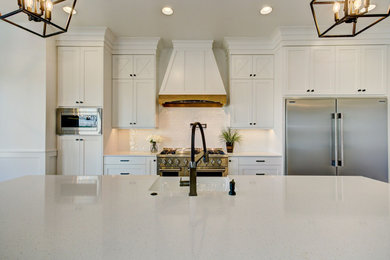 Kitchen - farmhouse kitchen idea in Boise