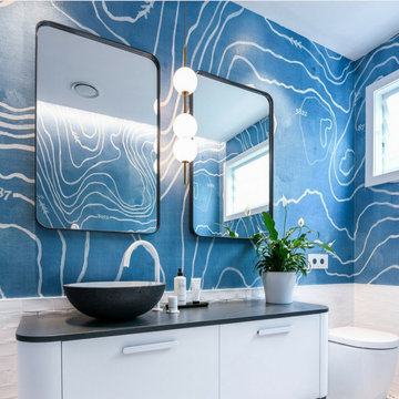 Wall & Deco wallpaper in a Bathroom