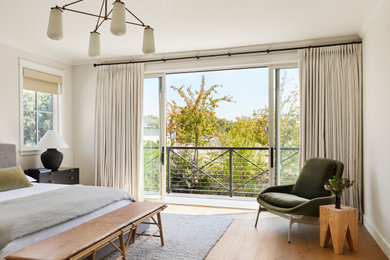 Home design - farmhouse home design idea in Los Angeles