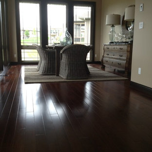 シーダーラピッズの中サイズのビーチスタイルのLDKの画像 (ベージュの壁、濃色無垢フローリング、暖炉なし)