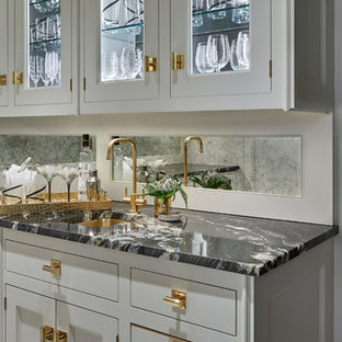 シカゴの中サイズのトランジショナルスタイルのおしゃれなウェットバー (アンダーカウンターシンク、落し込みパネル扉のキャビネット、白いキャビネット、大理石カウンター、磁器タイルの床、マルチカラーの床) の写真