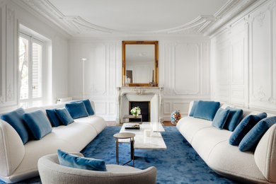 Imagen de sala de estar abierta contemporánea con paredes blancas, suelo de madera oscura, todas las chimeneas, suelo beige y boiserie