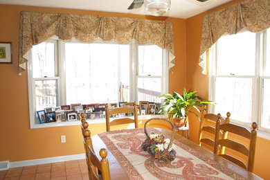 Example of a classic kitchen design in Cleveland