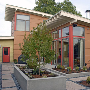 Modern inredning av ett oranget hus, med två våningar