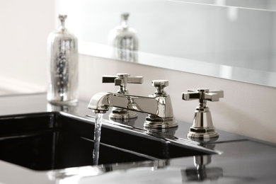 Imagen de cuarto de baño clásico renovado de tamaño medio con paredes blancas, lavabo bajoencimera y encimera de cuarzo compacto